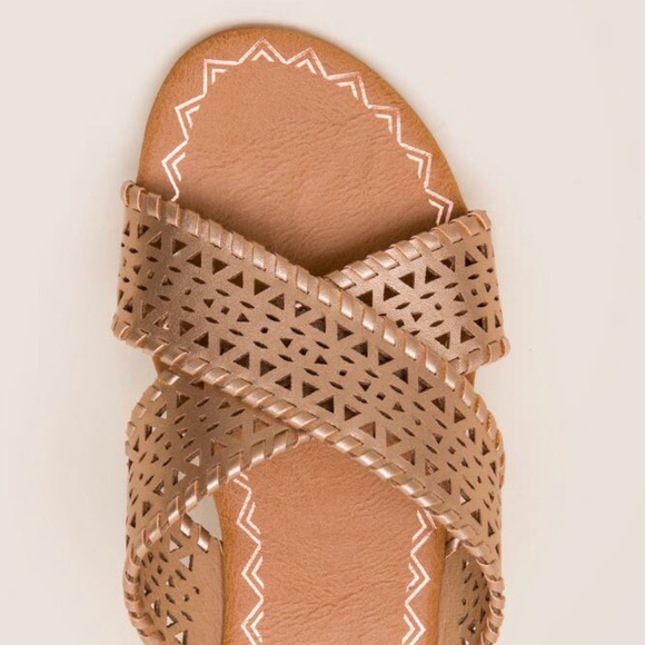 NIB Rose Gold Perforated Slide Sandal - Picture 5 of 5